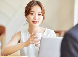 女性耳后根的秘密：舌尖轻舔能否带来极致高潮