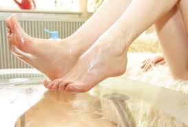 女性自慰刺激阴蒂的常用情趣玩具用法